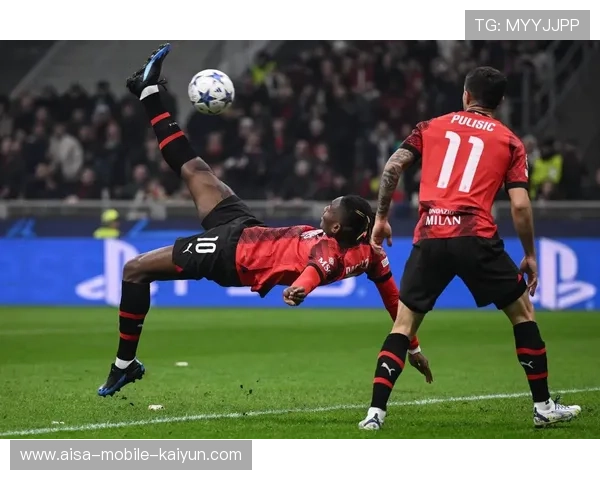 AC米兰吉鲁背身拿球依旧稳如铁塔